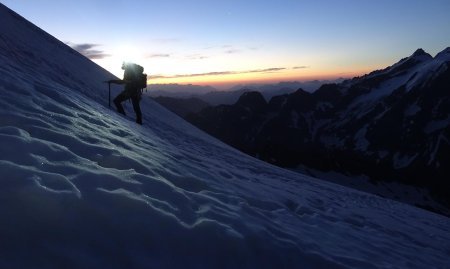 Le lendemain, départ du refuge aux alentours de 4h30, la neige est bien dure