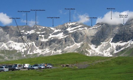 Les sommets de la crête sud-est du Cirque de Troumouse, depuis le Pic de Troumouse (à gauche), jusqu’au Mont Arrouy (à droite).