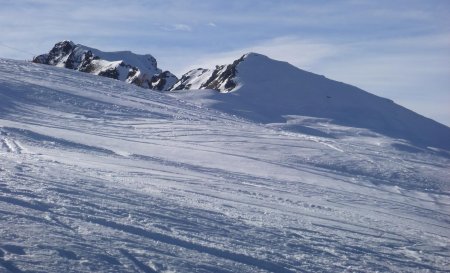 Dans la descente, vue décalée sur le Pic du Clocher et de son antécime