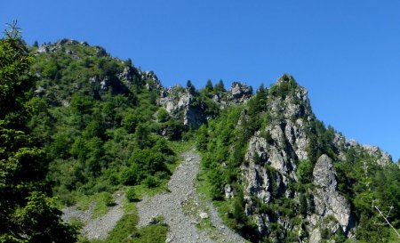 Le minéral devient présent