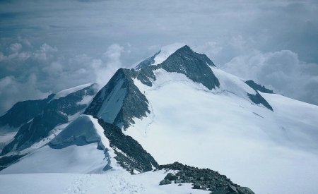 Sur l’arête ourlée de corniches du Monte Bellavista. Derrière nous, le Piz Palü et la brume qui commence à monter d’Italie.