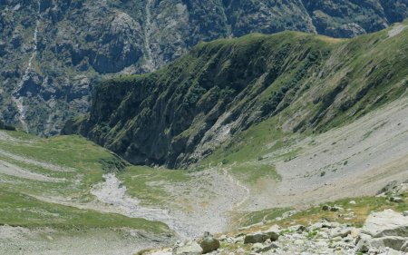 Depuis le refuge, zoom sur le fond du cirque, devant la Combe d’Amont et la belle falaise qui la borde sur sa rive droite. On voit nettement où le sentier nous fait passer.