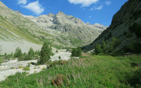 On s’approche de la Tête et de l’Aiguille de la Gandolière en longeant de près le Torrent des Étançons.