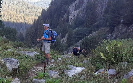 Bellino contemplatif devant le Cul de la Vieille (photo Michel Vaysse)