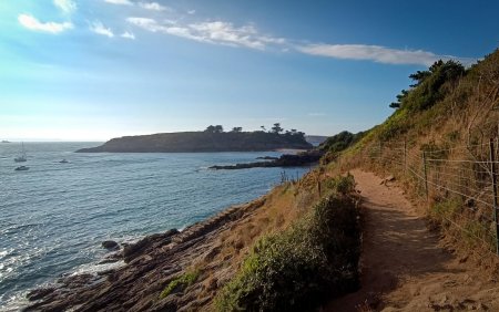 Le chemin se prolonge vers la Plage du Perron