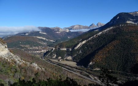 Derrière soi, le panorama est somptueux ! A gauche au fond, les nuages couvrent le Trièves, mais s’arrêtent à Lus la Croix Haute