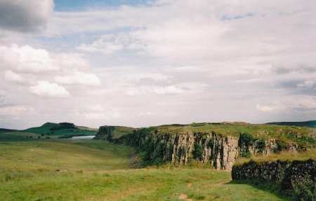 Vue de Steel Rigg : Highshield Crag, Crag Lough et le Mur