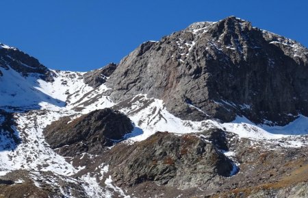 Pour répondre à Yann : oui ce col me semble tout à fait accessible à pied. L’été prochain, quelqu’un va être tenté d’y aller, et nous devrions avoir une sortie à ce sujet... !