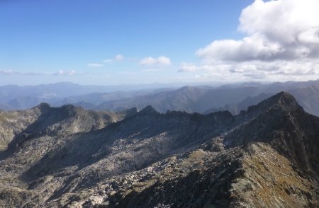 Prolongement de la crête à l’Est, du Pic de Belcaire au Cap de Fum