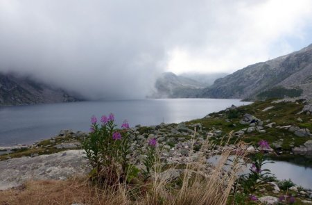 Les nuées jouent sur la surface du lac