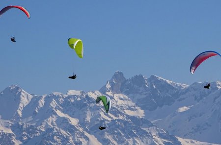 Sarabande de parapentes et Grand Pic de Belledonne