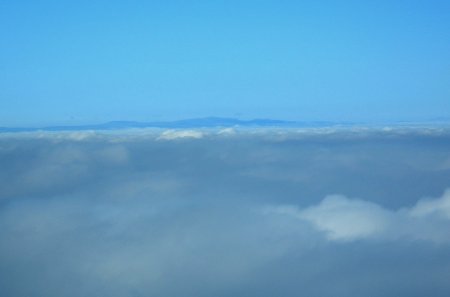 Les monts du Forez, de l’autre côté de la mer de nuages.