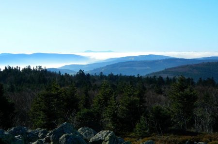 Au Sud, le Mont Mézenc et le brouillard. 