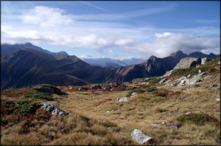 Au sud, les Aiguillettes et les Rochers Motas séparés par le Col du Sabot.
