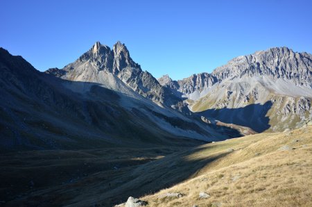 L’Aiguille Noire s’éclaire peu à peu