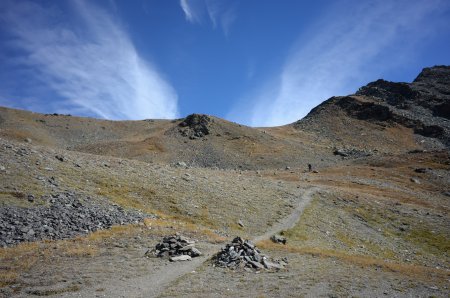 En descendant, vue arrière sur le Col des Marches