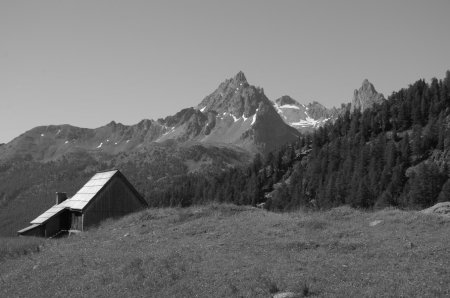 Dent du Diable et un chalet de Laval