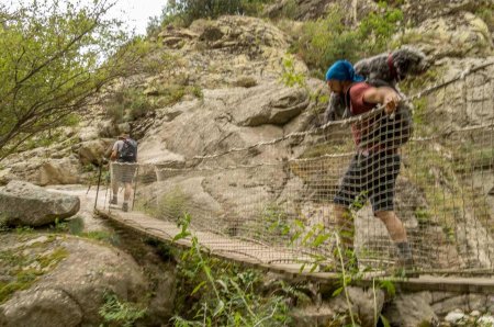 Un autre type de passerelle, celle-ci est suspendue.