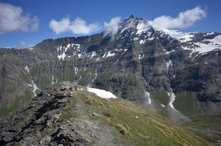 Sur l’arête sommitale, sente entre les deux sommets cairnés 1