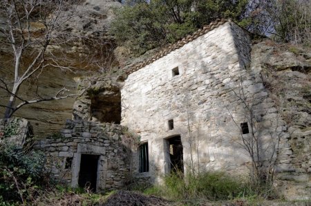 Village troglodytique de Barry