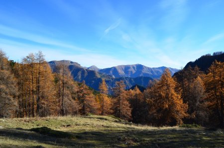 Regard arrière sur les sommets qui dominent Tende (Cime de Pertegue, Mont Bertrand, Cime Missoun)