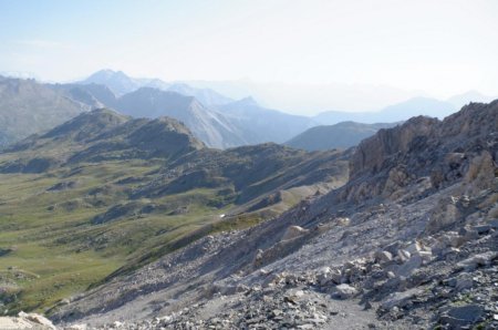 Chemin dans les éboulis