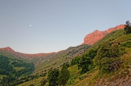 Et la lune lui tient companie