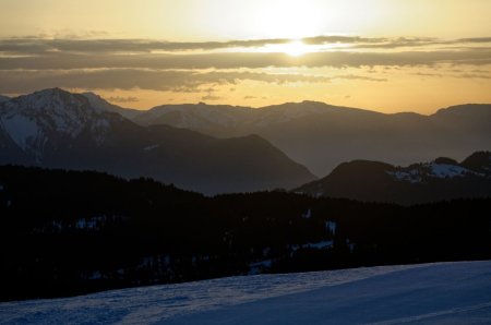 Le soleil va bientôt se coucher derrière les arêtes de Banc Plat