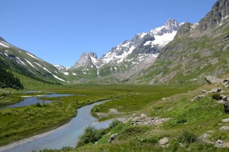 Lac de Combal et l’Aiguille des Glaciers