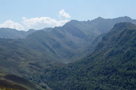 Le lac d’Issaby sous le Soum de Lascour (2485m) et le Soum Arrouy (2484m)