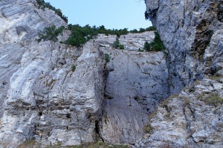 Passage sous de belles dalles après le Petit Montoir