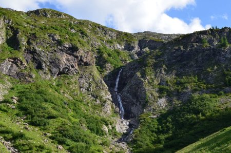 De magnifiques cascades agrémentent la montée