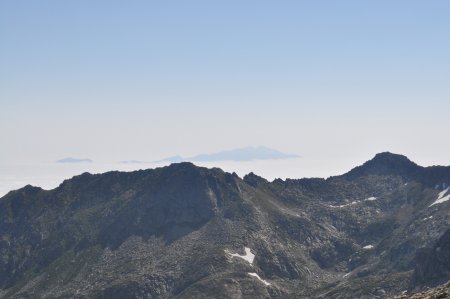 Pic de Saint-Barthélémy au fond et Cap de Fum sur la droite