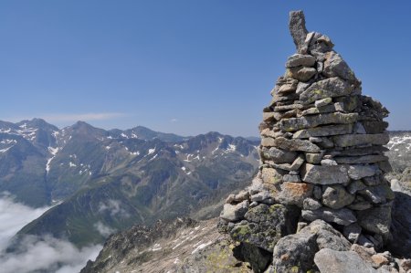 Cairn sommital et Pic de Brougat au fond