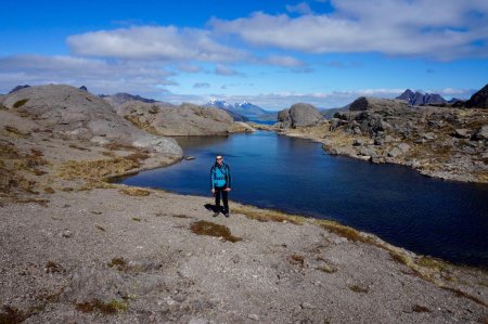 Petit lac sur le plateau sur fond d’Himmeltindan