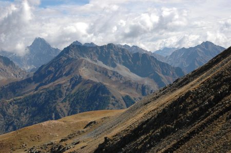 au centre : Pic de Valsenestre, au fond à gauche : l’Olan, à droite : pentes de l’Arcanier