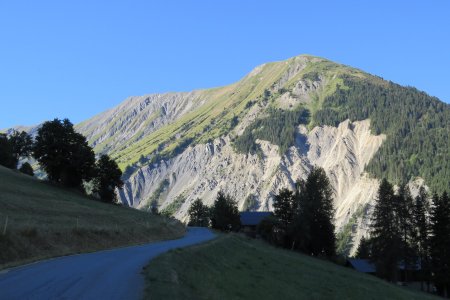 Sur la route, vers la sortie du hameau de Montrond, environ 1km avant le hameau du Chalmieu, vue sur l’extrémité nord de la Crête de Chenallin et ses belles ravines.