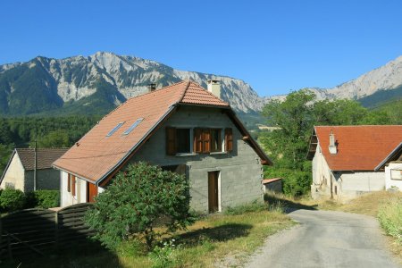 Depuis Ruthière, première vue en direction de l’objectif du jour (le Pas de l’Aiguille), tout au fond au centre droit, situé entre Tête Chevalière à gauche et les Rochers du Parquet à droite.