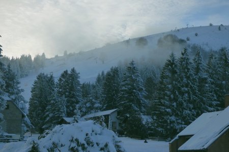 La face sud-est du Petit Hohneck depuis le parking du Gaschney, encore avec un peu de brouillard, comme à notre arrivée. Tant mieux pour l’ambiance. 😉