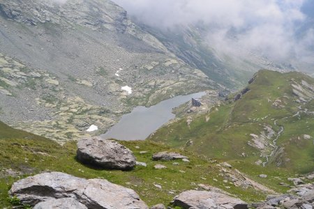 Vue sur le refuge et le lac de Valante