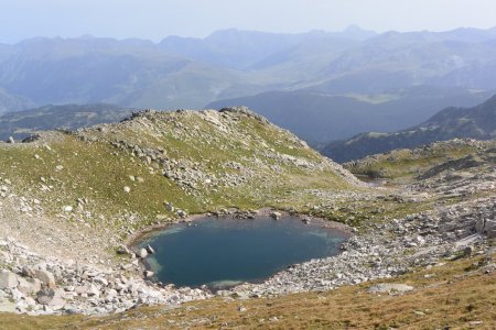 Même pas un lac ! Plutôt un laquet. Sous le col de Montardo.