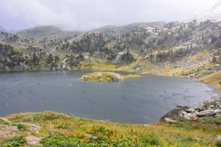 Vue depuis le refuge de Colomers sur l’Estanh major de Colomers.