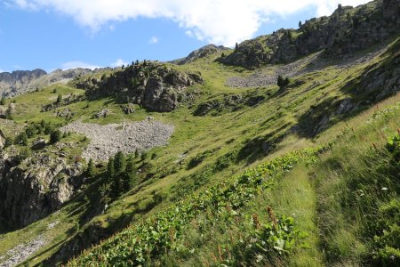 On poursuit au-dessus de la cabane.