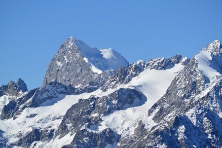 Bien blanche la Barre des Ecrins. Secteur Agneaux et Roche de Jabel à droite.