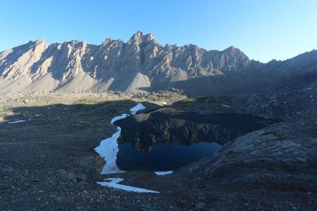 Lac des Neuf Couleurs et Aiguille de Chambeyron.