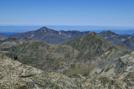 Au loin le Haut-Languedoc. Un étang est caché dans cette image...