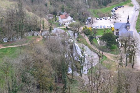 Zoom sur la cascade des Tufs en contrebas.