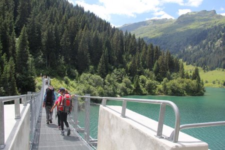 Traversée de la passerelle du Lac Saint Guérin