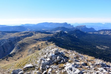 Trois Becs à droite ; entaiile du vallon des Bachassons à gauche.