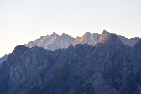 Au petit jour, depuis le refuge, zoom sur le secteur de la Font-Sancte